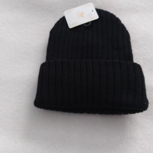 Unisex Black beannie hat